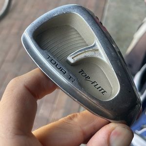 Top flite iron 8 in right hand 
Steel shaft in regular flex
Used